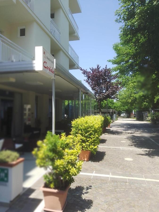 B&B - Meuble' - Hotel " Cordiale " Misano Adriatico Exterior foto